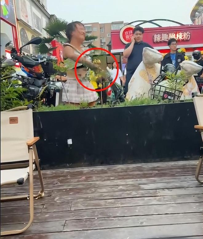 续！女子闹事原因曝光车主朋友再发声九游会j9登录山东“钟无艳”砸车后(图10)